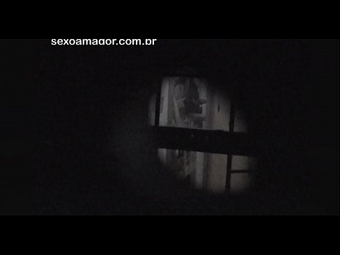 ❤️ Blondīnīte tiek slepeni filmēta ar kaimiņu vuajeru, kurš slēpjas aiz dobiem ķieģeļiem ❤️ Kaltais porno pie mums ﹏