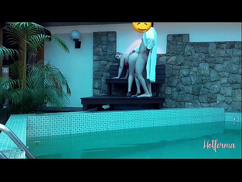 ❤️ Boss uzaicina kalponi uz baseinu, bet nevarēja pretoties karstu ❤️ Kaltais porno pie mums ﹏