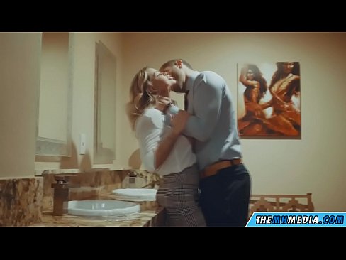 ❤️ Kad krūtiska blondīne pavedina tevi publiskā tualetē ❤️ Kaltais porno pie mums ﹏